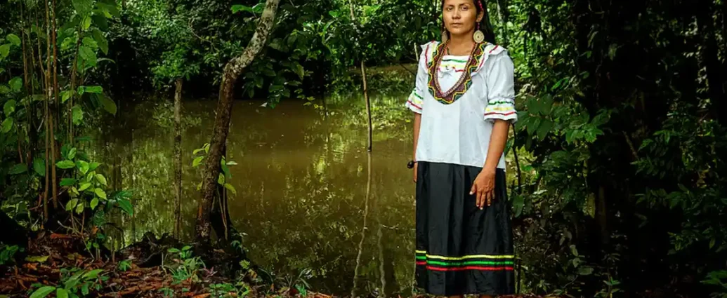 Su primer artículo científico, cuenta Avita Taricuarima, empezó a gestarse mientras comía una sopa de pescado. Foto: Patrick Murayari