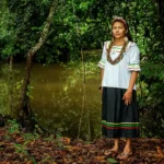 Su primer artículo científico, cuenta Avita Taricuarima, empezó a gestarse mientras comía una sopa de pescado. Foto: Patrick Murayari