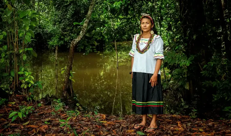 Su primer artículo científico, cuenta Avita Taricuarima, empezó a gestarse mientras comía una sopa de pescado. Foto: Patrick Murayari